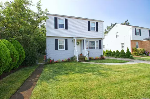 493 Helen Rd, North Hempstead, NY 11501