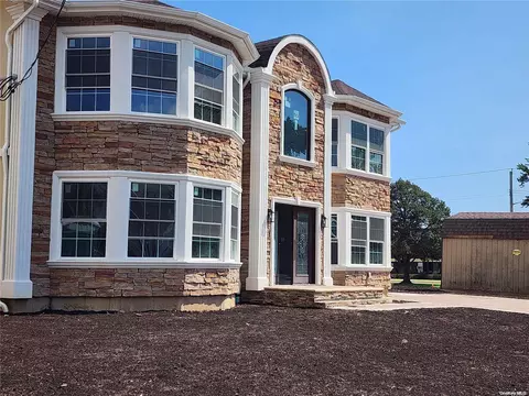 270 S10th St, Lindenhurst, NY 11757