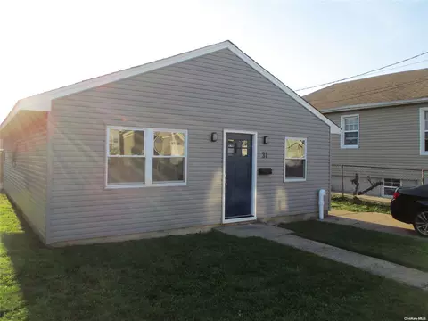 31 Monroe St, Inwood, NY 11096