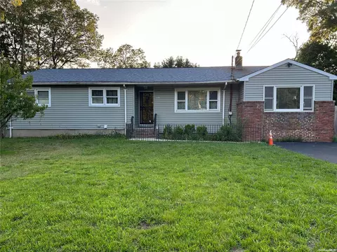 1014 N Ocean Ave, Medford, NY 11763