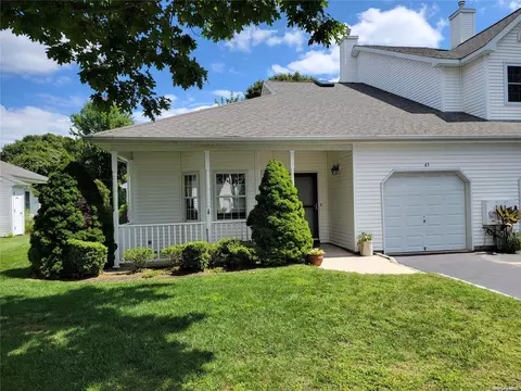45 Oyster Cove Ln #45, Blue Point, NY 11715