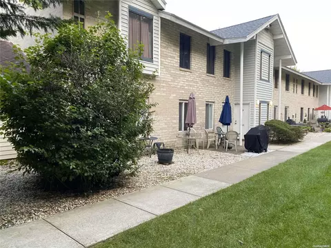 7 Juniper Ct #7, Coram, NY 11727