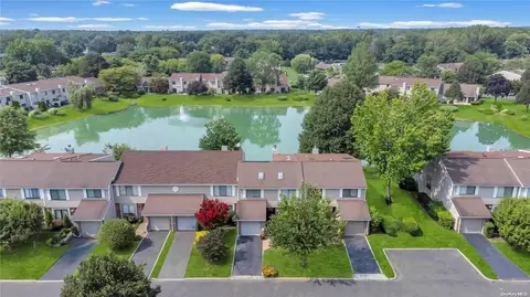 123 Hidden Ponds Cir #123, Smithtown, NY 11787