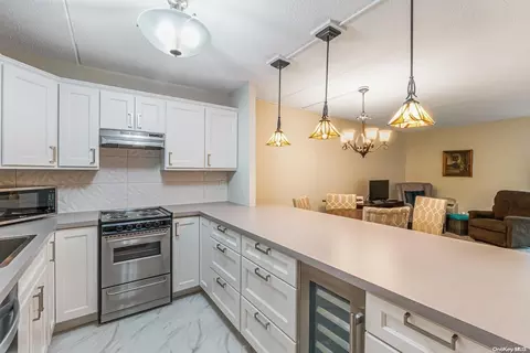 800 Willis Ave #208, North Hempstead, NY 11507