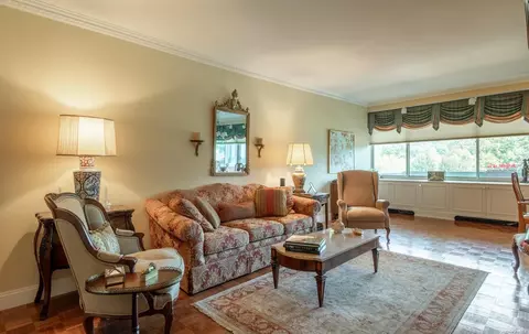100 Hilton Ave #403E, Garden City, NY 11530