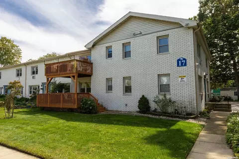 60 Finch Ln #1A, Islip, NY 11751