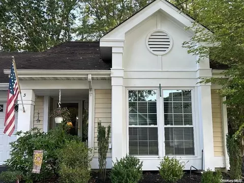 3 Flanders #3, Ridge, NY 11961