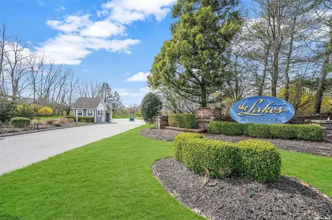 257 Erik Dr #257, Setauket, NY 11733