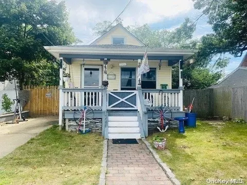 50 Waldo St, Copiague, NY 11726