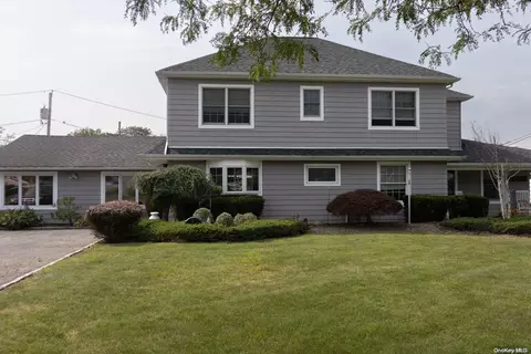 2 Restful Ln, Levittown, NY 11756