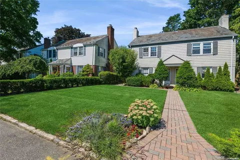 15 Travers St, North Hempstead, NY 11030