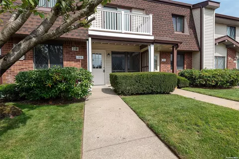 153 Cambridge Dr #153, Copiague, NY 11726