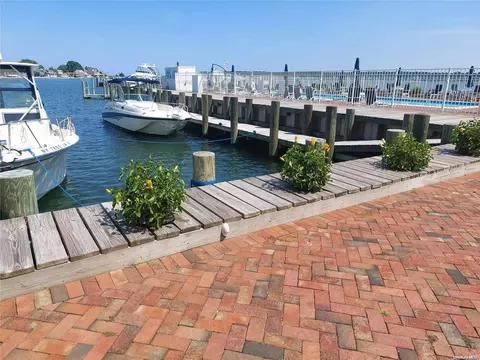 10 Stirling Cv #10, Greenport, NY 11944