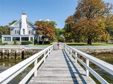 128 Harbor Rd, Cold Spring Harbor, NY 11724