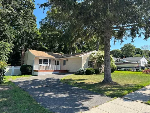 11 Washington Heights St, Selden, NY 11784