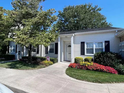 13 Harbor N #13, Amityville, NY 11701