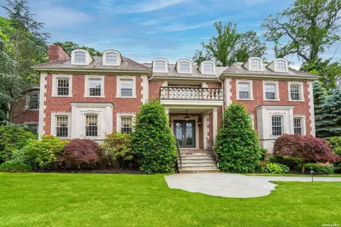 88 Walter Ln, North Hempstead, NY 11030