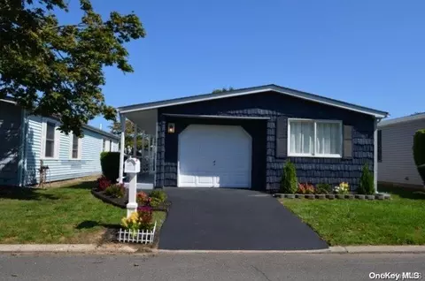 140 Village Cir W #140, Manorville, NY 11949