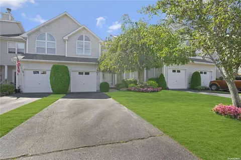 1705 Willow Pond Dr #1705, Riverhead, NY 11901