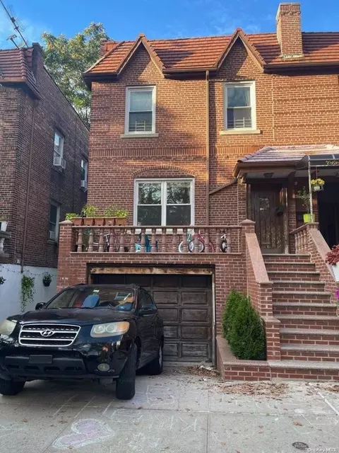 60-17 44 Ave, New York, NY 11377