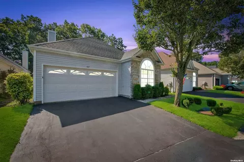 567 Leisure Dr #567, Ridge, NY 11961