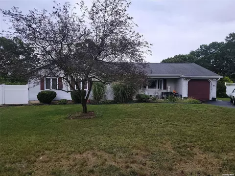 26 Cherry St, Selden, NY 11784