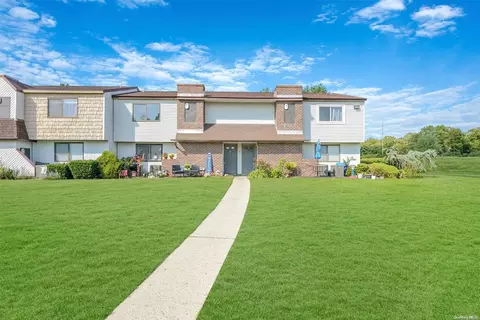 112 Pointe Cir S #112, Coram, NY 11727