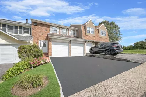 58 Estate Ct #58, Woodbury, NY 11797