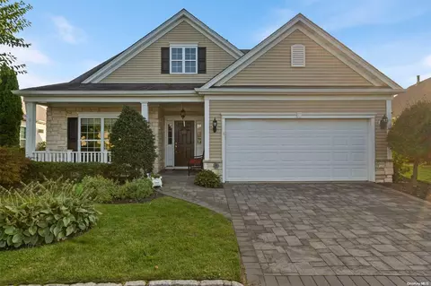 8 Philips Ct #8, Mount Sinai, NY 11766