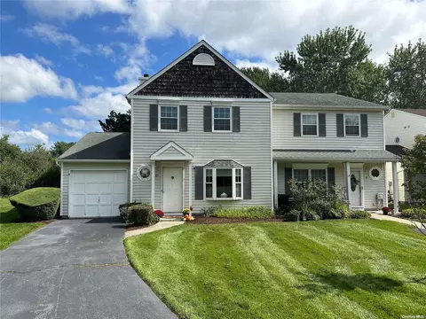 10 Grouse Path #10, Coram, NY 11727