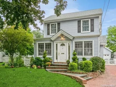 25 Pansy Ave, Floral Park, NY 11001