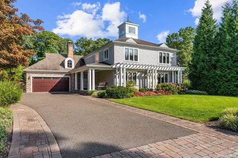 357 Ridgefield Rd, Hauppauge, NY 11788