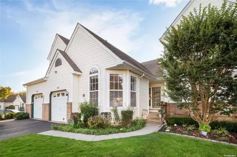 905 Constance Ln #905, Port Jefferson Station, NY 11776