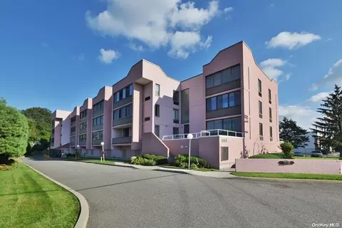800 Willis Ave #214, North Hempstead, NY 11507