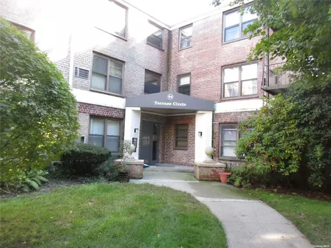 44 Terrace Cir #1H, North Hempstead, NY 11021