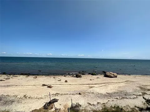 180 Oak Dr, Riverhead, NY 11901