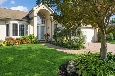 290 Madeira Blvd #290, Melville, NY 11747