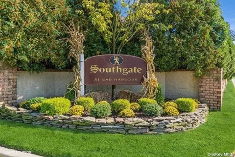 92 Southgate Cir #92, Massapequa Park, NY 11762