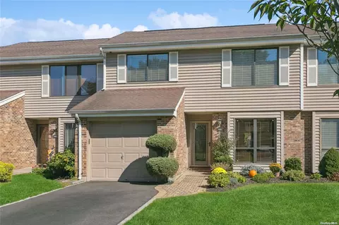 104 Hidden Ponds Cir #104, Smithtown, NY 11787