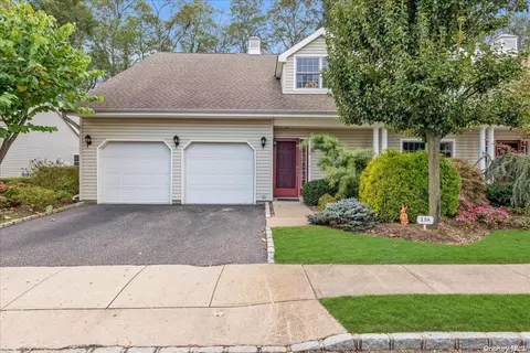138 Pond View Dr #138, North Hempstead, NY 11050
