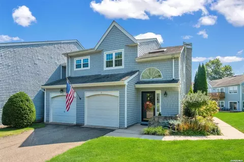 5 Lakebridge Dr #5, Kings Park, NY 11754