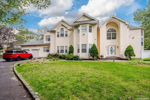 12 Legacy Ct, Port Jefferson Station, NY 11776
