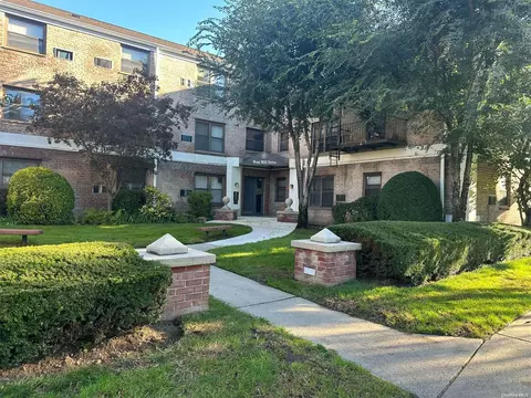 6 W Mill Dr #1H, North Hempstead, NY 11021