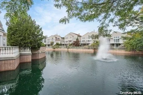 210 Carriage Ln #234, Plainview, NY 11803