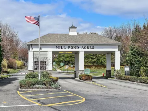 40 Miro Pl #40, North Hempstead, NY 11050