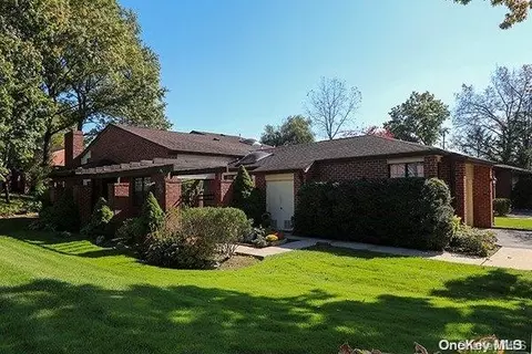 216 Gosling Hill Dr #216, North Hempstead, NY 11030