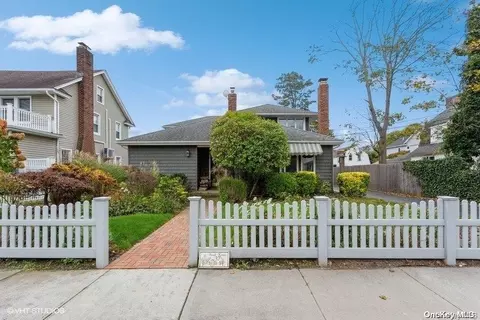 37 Trinity Pl, Hewlett, NY 11557