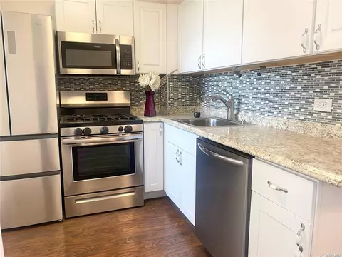 61-25 97th St #10D, New York, NY 11374