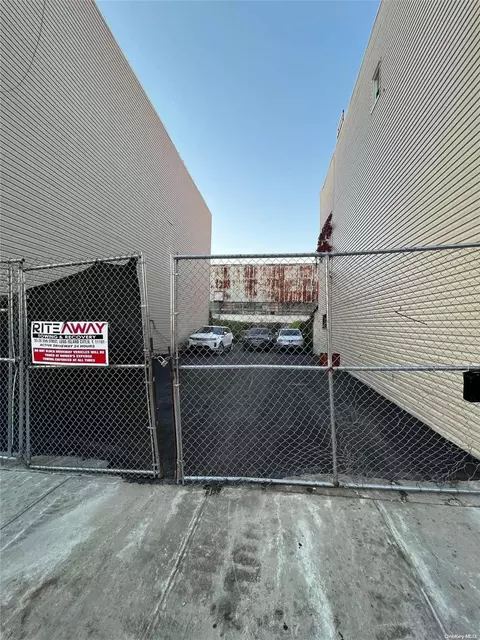 53-28 35th St, New York, NY 11101