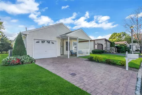 15 Dogwood Ln #15, Manorville, NY 11949